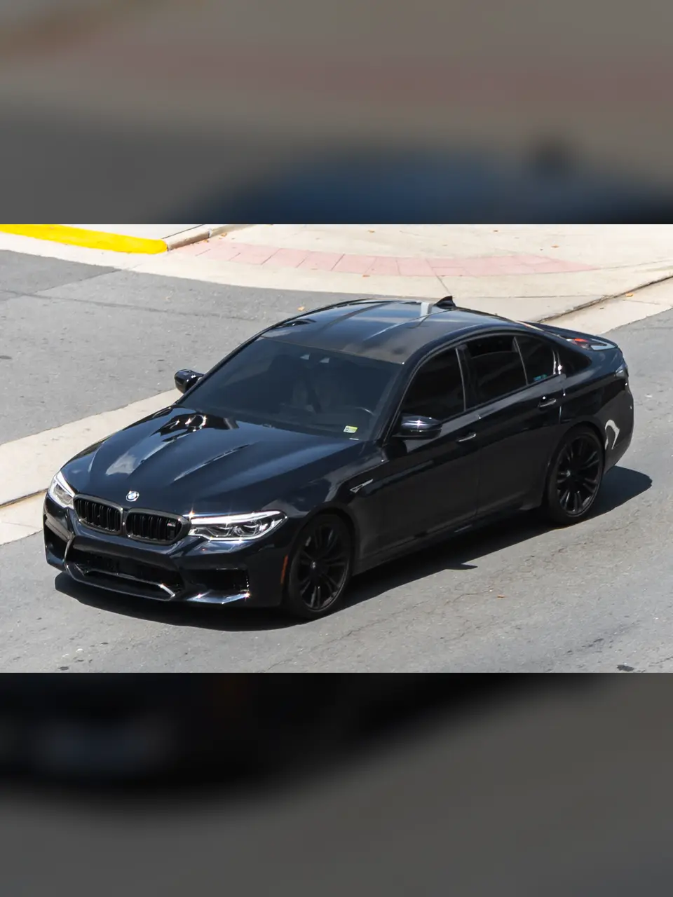 Schwarzer BMW M5 (F90), Dreiviertelansicht von vorn, Modellabbildung