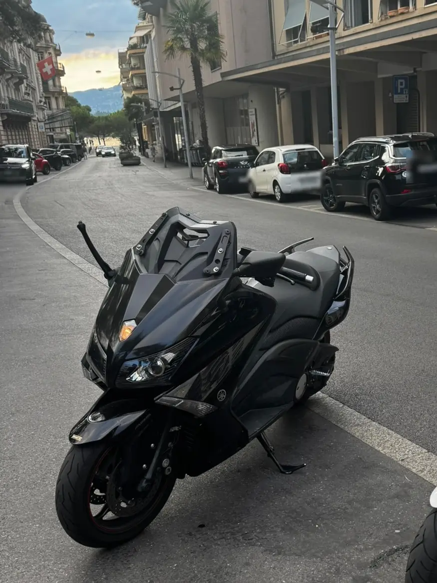 Schwarzer Yamaha TMAX 530, in einer Straße geparkt